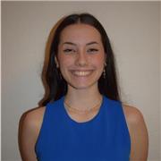 Profesora de inglés imparte clases a niños